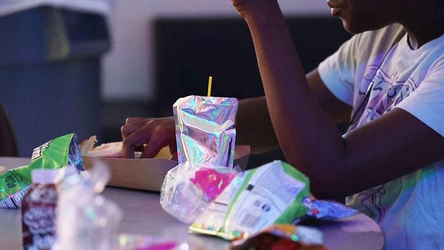 다양한 간식을 먹고 있는 모습