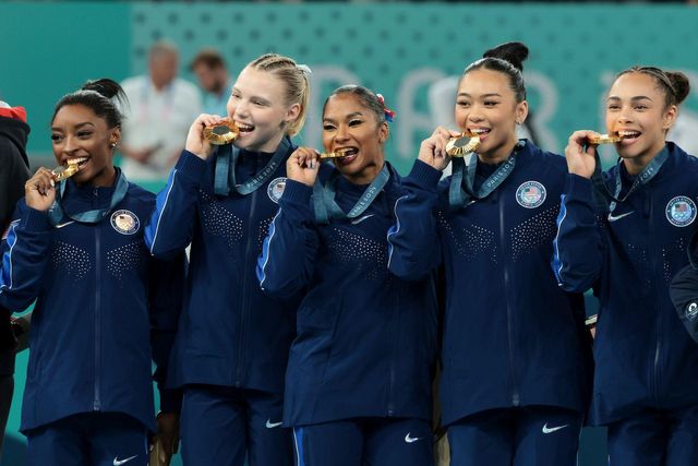 2024 파리 올림픽 기계체조 여자 단체 결승에서 금메달을 획득한 미국 여자 체조 대표팀이 포즈를 취하고 있다.