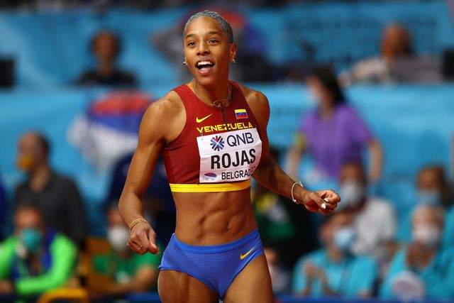 2022년 3월 20일 세르비아에서 열린 ‘세계 실내 육상 선수권 대회’ 여자 세단뛰기 결승에서 베네수엘라의 율리마르 로하스가 세계 신기록을 세운 뒤 환호하고 있다