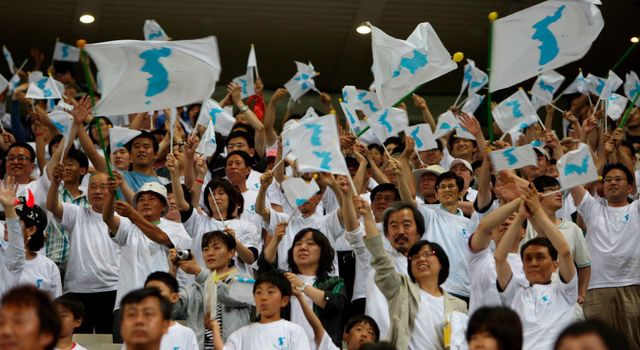 한반도기를 흔드는 사람들