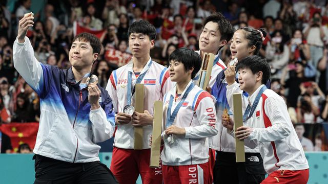 함께 셀카를 찍는 탁구 메달리스트