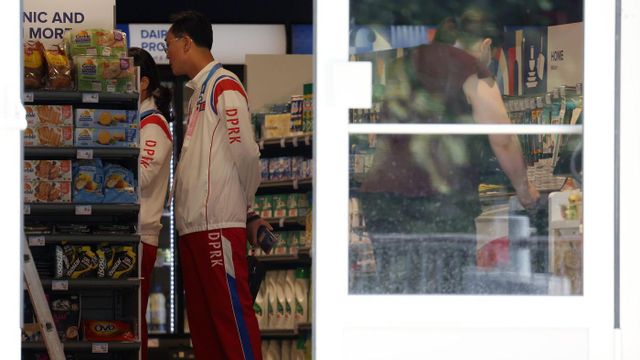 물건을 고르는 북한 선수들