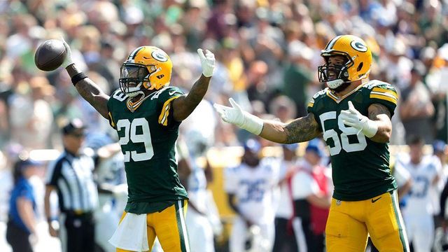 미식축구 경기 중인 두 선수들