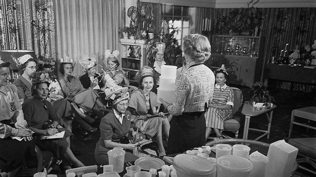 1950년대 주방용품 판매원이 사람들을 모아놓고 사용을 시연하는 파티