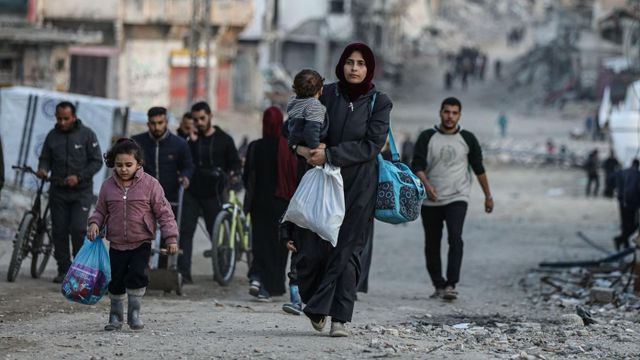 이스라엘군의 공격으로 인해 가자시티 동부 쉐하이야 지역 주민들이 물건을 챙겨 피난길에 오른 모습