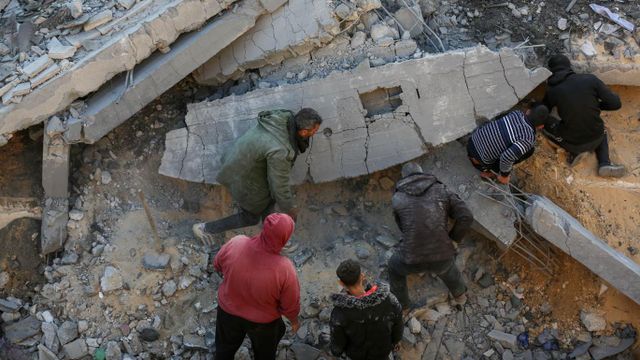 이스라엘의 공격으로 무너진 건물 잔해에서 가족을 찾는 사람들의 모습