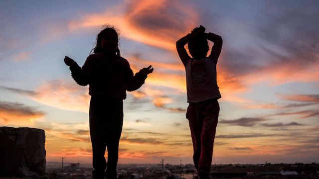 해질녘 가자 지구의 어린이들