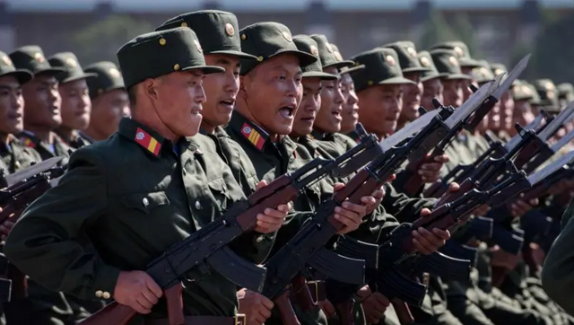 열병식에 참여한 북한 군인들