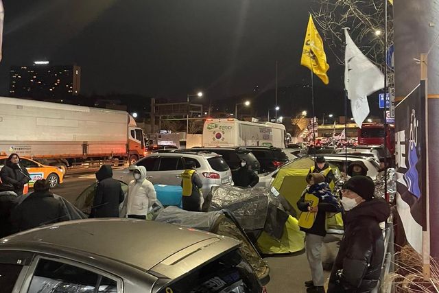 관저 인근에서 텐트 등을 치고 대기하는 시민들