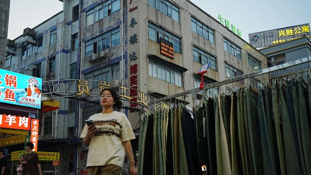 길거리에 진열된 청바지와 공장 건물들