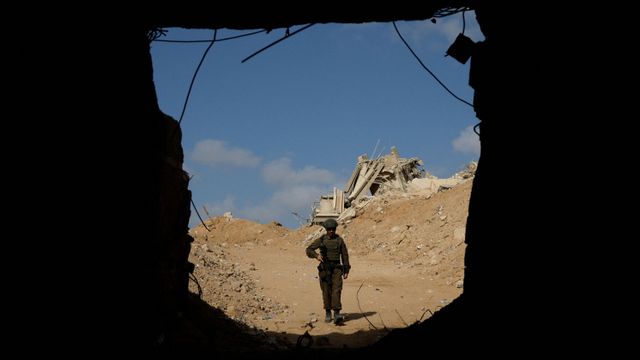 2024년 9월 13일 필라델피 회랑 지역에서 이스라엘 군인이 이집트로 이어지는 터널 입구를 향해 걸어가는 모습