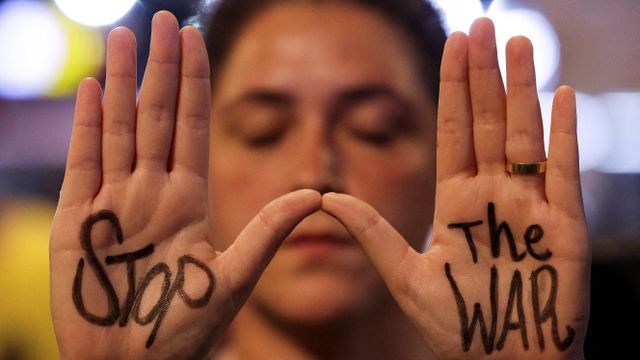 2024년 10월 17일, 인질들의 가족과 그 지지자들이 이스라엘 정부를 향해 인질 석방 요구 시위를 벌이고 있는 모습. 시위 참여자가 손바닥에 쓴 ‘전쟁을 멈춰라’는 문구를 보여주고 있다