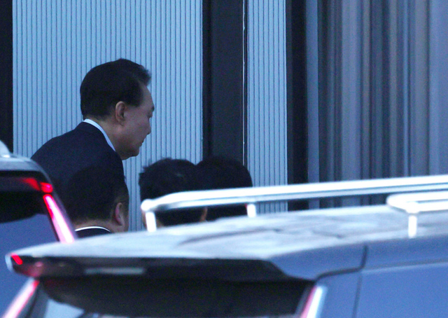 윤석열 대통령이 조사를 받기 위해 고위공직자범죄수사처에 들어가고 있다