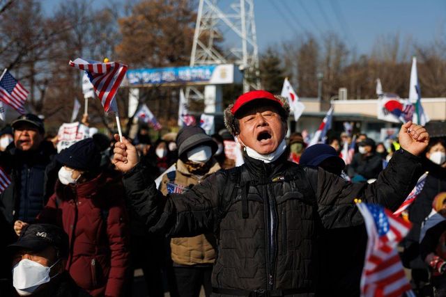 서울 구치소 앞에서 시위하는 윤 대통령 지지자들