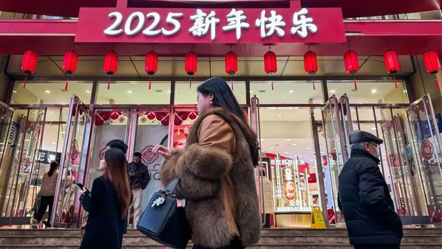 전문가들은 중국 경제의 고질적인 문제를 해결해 지출을 촉진해야 한다고 본다