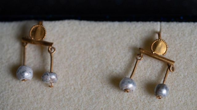 천연 진주로 장식된 귀걸이