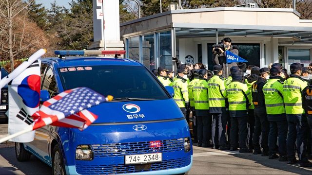 서울구치소를 빠져나오고 있는 윤 대통령 호송차량의 모습