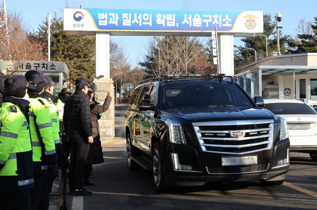 서울구치소 밖으로 나오고 있는 윤 대통령 경호차량