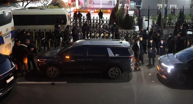 공수처 수사관들을 태운 차량들이 용산 대통령 관저 인근을 지나고 있다