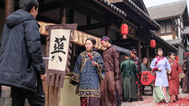 중국 전통 의상을 입은 배우