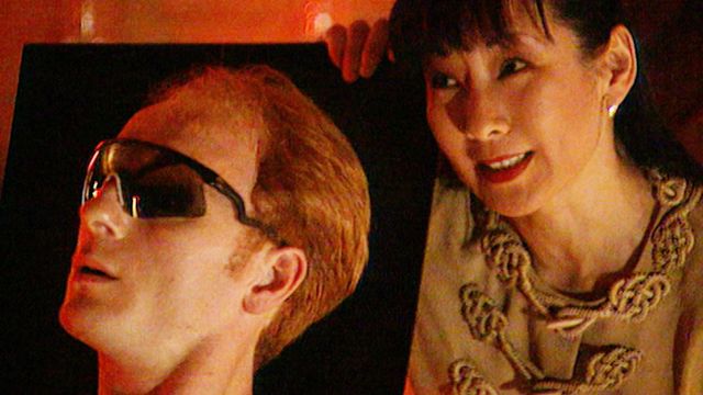 한 여성과 선글라스를 쓴 남자 