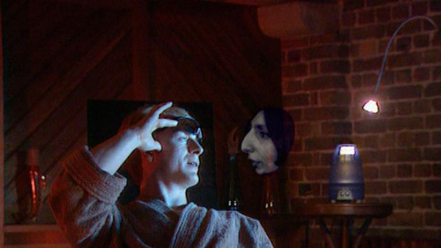 공중에 떠다니는 홀로그램 사람 얼굴과 대화하는 남자 - '미래의 세상'(Tomorrow's World) 프로그램의 한 장면