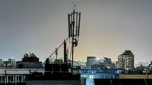 카불의 한 주택 지붕에 설치된 인터넷 서비스용 안테나