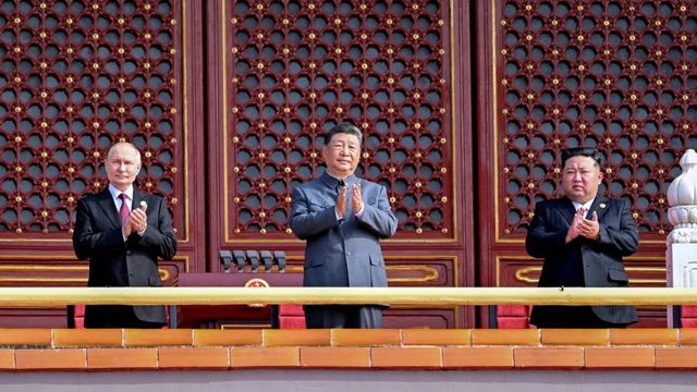 블라디미르 푸틴 러시아 대통령과 김정은 북한 국무위원장이 베이징에서 열린 제2차 세계대전 종전 80주년 기념 군사 열병식에 참석했다. 시진핑 중국 국가주석을 중심으로 양 옆에 선 모습