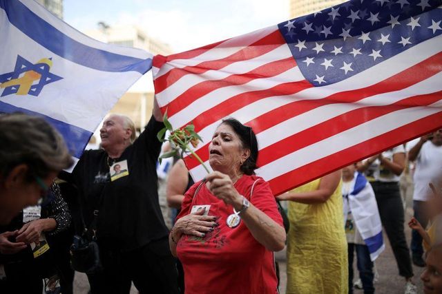 미국과 이스라엘 국기를 들고 시위하는 사람들의 모습
