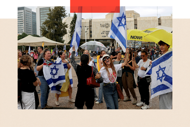 이스라엘 국기를 들고 환호하는 사람들
