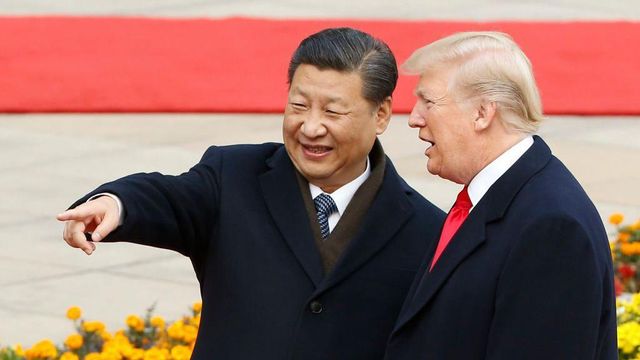 중국 시진핑 국가주석과 미국 도널드 트럼프 대통령이 2017년 11월 9일 중국 베이징에서 열린 환영식에 참석하고 있다