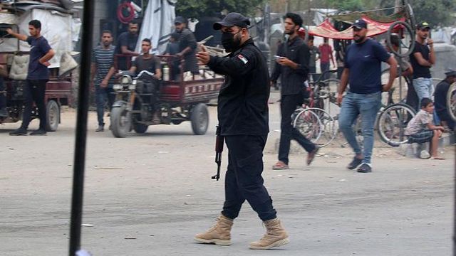 지난 12일 하마스를 따르는 가자지구 내부 보안 대원이 교통정리를 하는 모습