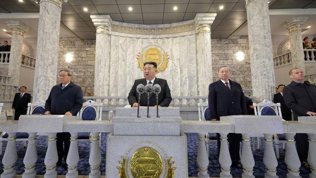 북한 지도자 김정은이 베트남 공산당 서기장 또 럼, 러시아 안전보장회의 부의장인 드미트리 메드베데프 그리고 중국 국무원 총리 리창과 함께 평양 김일성광장에서 열린 조선로동당 창건 80주년 기념 열병식에서 연설하는 모습