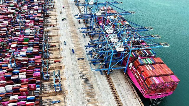 선박이 정박한 컨테이너 항구