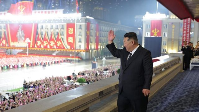 북한 노동당 창건 80주년 기념식에서 손 흔드는 김정은 국무위원장