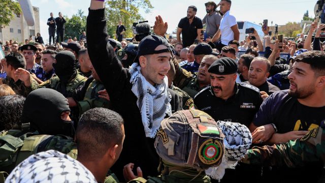 풀려난 뒤 손을 치켜든 수감자의 모습