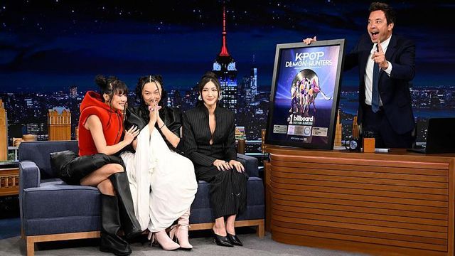 헌트릭스에서 노래를 맡은 레이 아미, 오드리 누나, 이재가 지미 팰런 쇼에 출연한 모습