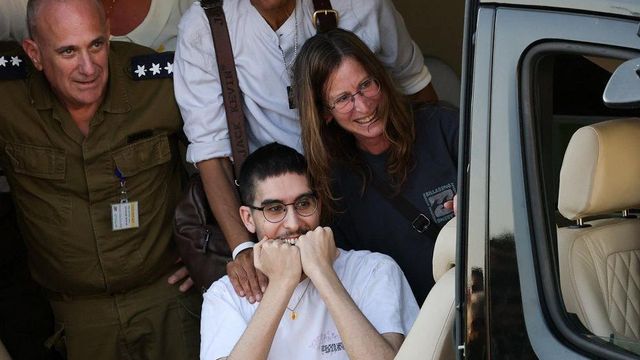 인질 에브야타르 데이비드가 풀려난 뒤 헬기 문밖을 바라보며 환하게 웃고 있는 모습