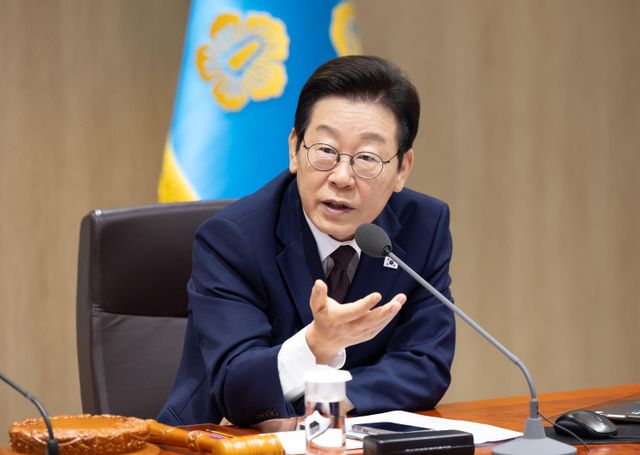 국무회의에서 발언하는 이재명 대통령