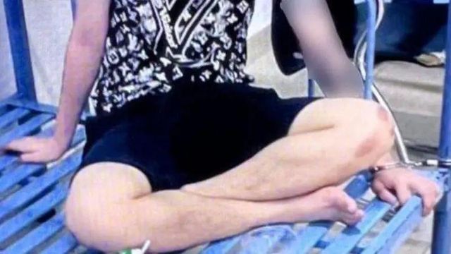 다리에 상처를 입은 베트남 국적 범죄 피해자