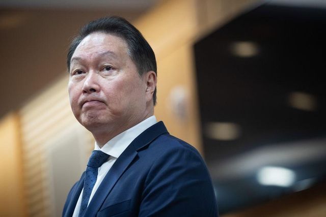 최태원 SK그룹 회장이 노소영 아트센터 나비 관장과의 이혼소송 항소심 관련 기자 설명회에 참석해 상고이유에 대해 밝힌 후 취재진 질문을 경청하고 있다