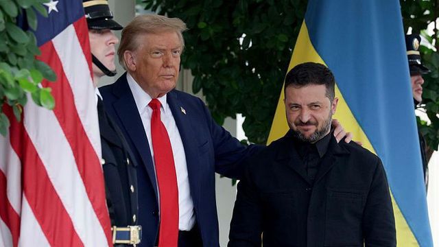 젤렌스키 대통령의 어깨에 손을 얹은 트럼프 대통령의 모습