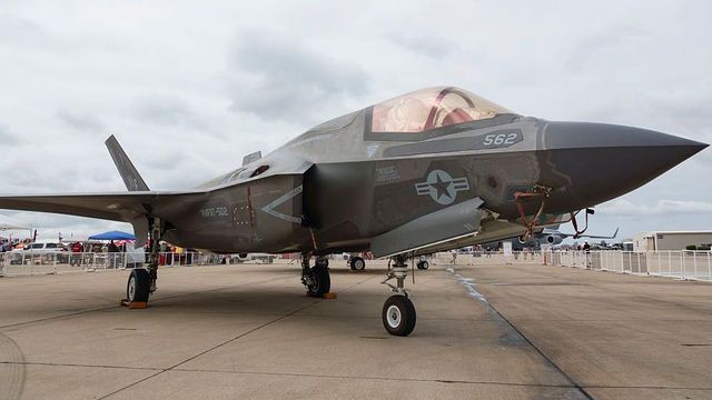 미 해병대 미라마 공군 기지에서 열린 '아메리카 에어쇼'에 전시된 'F-35' 전투기