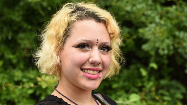 카메라를 보고 미소짓는 케일라