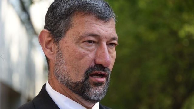 마크 플레스 의원이 이야기하고 있다