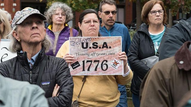 런던 주재 미국 대사관 앞에 모인 시민들