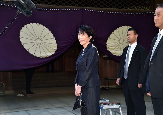 야스쿠니 신사를 참배하는 다카이치 사나에