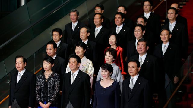 아베 신조 당시 총리와 내각 인사들 