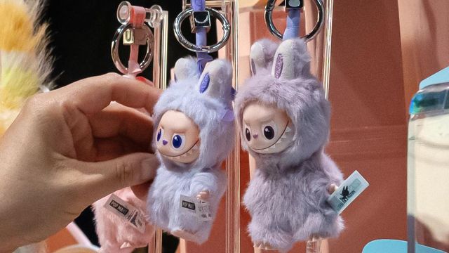 지난 8월 29일 중국 베이징 소재 팝마트 매장에 전시된 라부부 인형