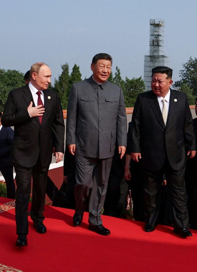 블라디미르 푸틴 러시아 대통령, 시진핑 중국 국가주석, 김정은 북한 국무위원장이 2025년 9월 3일 중국 베이징에서 열린 제2차 세계대전 종전(전승절) 80주년 기념 열병식에 참석하기 위해 도착하고 있다